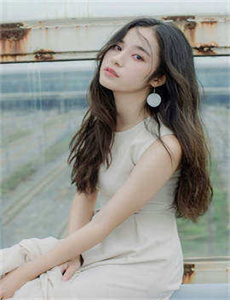 美女撒尿